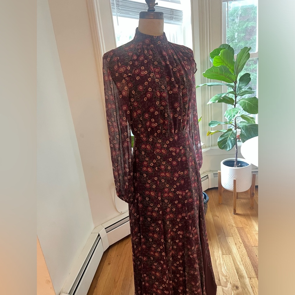 Saloni. (I love this dress, she reminds me of Florence & the machine) 💃